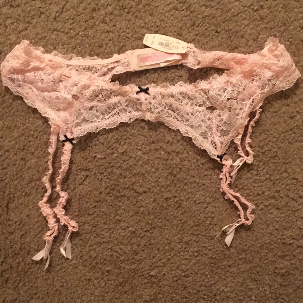 NWT Victoria’s Secret lace garter belt m/l